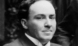 Retrato de un hombre con traje y corbata, evoca las profundas frases de Antonio Machado sobre el tiempo y la vida.