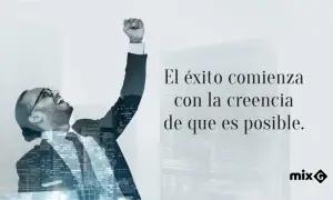 Hombre con puño en alto, celebrando el éxito. Frases de esfuerzo inspiran a creer en lo posible.