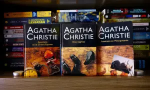 Estantería con varias obras de Agatha Christie, incluyendo "Asesinato en el Orient Express" y "Diez negritos", junto a otros libros.