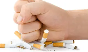 Puño aplastando cigarrillos. La lucha contra cuanto dura el mono del tabaco es posible.