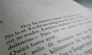 Fragmento de "La metamorfosis" de Franz Kafka. "Hoy ha muerto mamá. O quizás ayer.