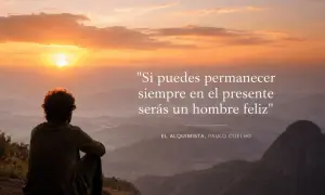 Hombre meditando al amanecer, inspirado por **paulo coelho frases**: "Si puedes permanecer siempre en el presente serás un hombre feliz".
