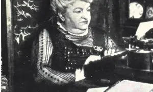 Emilia Pardo Bazán, con su máquina de escribir, creando frases que inspiran.
