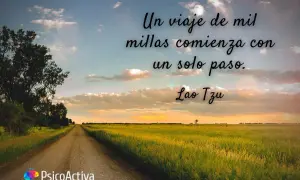 Un camino se extiende hacia el horizonte. Sobre la imagen, una de las lao tse frases: "Un viaje de mil millas comienza con un solo paso.