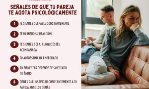 Pareja sentada en un sofá, ella con expresión de agotamiento. Señales de que tu pareja te agota psicológicamente.