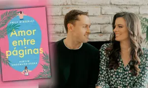 Libro "Amor entre páginas" de Emily Wibberley y Austin Siegemund-Broka, junto a una pareja sonriente. Inspiración para escritoras románticas.