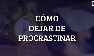 Reloj despertador amarillo y texto "CÓMO DEJAR DE PROCRASTINAR".