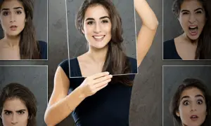 Mujer muestra diferentes expresiones faciales, demostrando el control emocional.