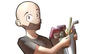 Hombre calvo con barba sostiene un cubo lleno de cosas para tirar: dulces, un vaso y pajitas.