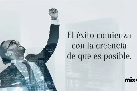 Hombre con puño en alto, celebrando el éxito. Frases de esfuerzo inspiran a creer en lo posible.