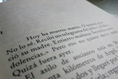 Fragmento de "La metamorfosis" de Franz Kafka. "Hoy ha muerto mamá. O quizás ayer.