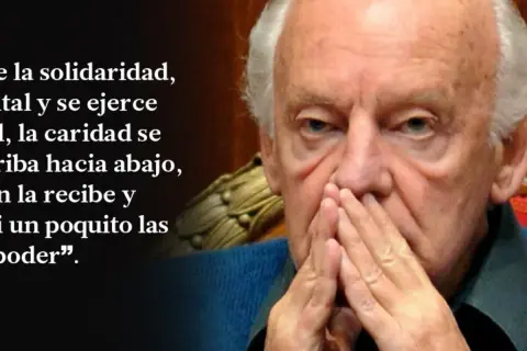 Eduardo Galeano frases sobre la solidaridad y la caridad. El escritor reflexiona con las manos en el rostro.