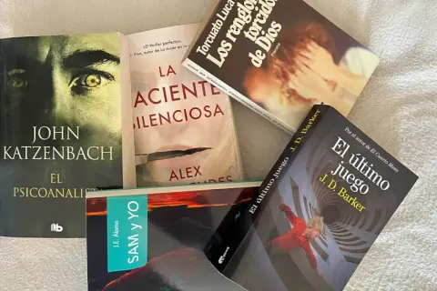 Colección de los mejores thrillers psicológicos: "El psicoanalista", "La paciente silenciosa", "Los renglones torcidos de Dios", "El último juego" y "Sam y yo".