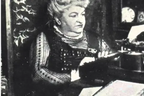 Emilia Pardo Bazán, con su máquina de escribir, creando frases que inspiran.