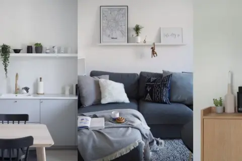 Cocina, salón y mueble de madera con objetos decorativos. El hygge significado se refleja en la calidez y el confort de estos espacios.