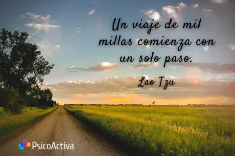 Un camino se extiende hacia el horizonte. Sobre la imagen, una de las lao tse frases: "Un viaje de mil millas comienza con un solo paso.