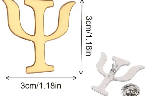 Un pin dorado con el símbolo de psicología, Psi (Ψ), de 3cm. A su lado, otro pin plateado con el mismo símbolo y su broche.