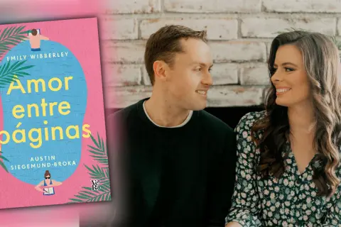 Libro "Amor entre páginas" de Emily Wibberley y Austin Siegemund-Broka, junto a una pareja sonriente. Inspiración para escritoras románticas.