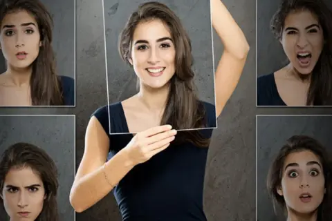 Mujer muestra diferentes expresiones faciales, demostrando el control emocional.