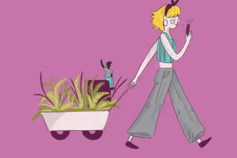 Chica con móvil ignora a amigo en carretilla de plantas. Parece que está en la friend zone.