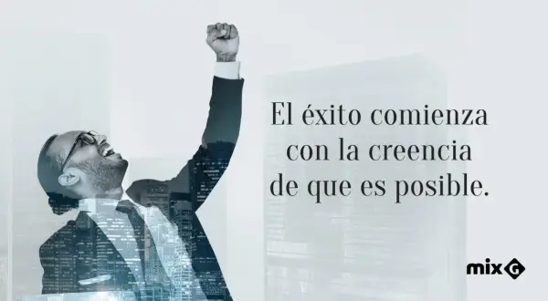 Hombre con puño en alto, celebrando el éxito. Frases de esfuerzo inspiran a creer en lo posible.