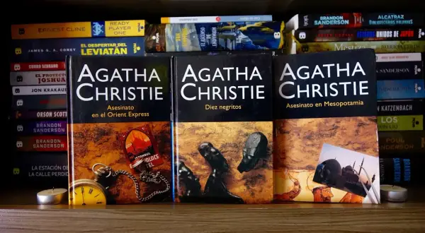 Estantería con varias obras de Agatha Christie, incluyendo "Asesinato en el Orient Express" y "Diez negritos", junto a otros libros.