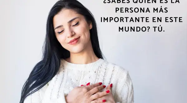 Mujer con los ojos cerrados y las manos en el pecho, sonriendo. Texto: "¿Sabes quién es la persona más importante en este mundo? Tú." Frases de amor propio.