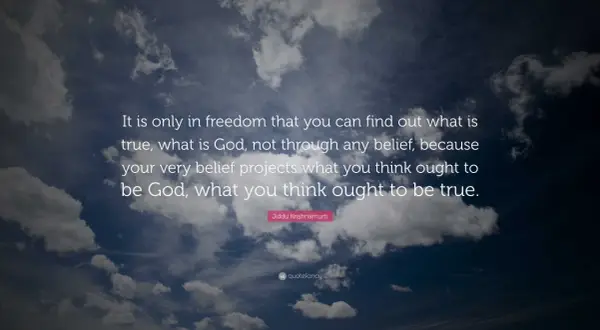 Frases de Krishnamurti: la verdad y Dios solo se encuentran en la libertad, no en creencias que proyectan lo que creemos que debe ser.