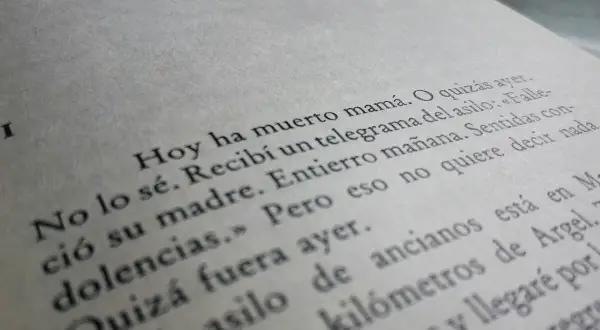 Fragmento de "La metamorfosis" de Franz Kafka. "Hoy ha muerto mamá. O quizás ayer.