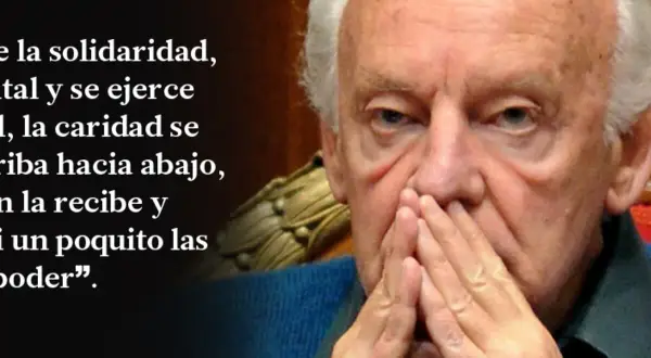 Eduardo Galeano frases sobre la solidaridad y la caridad. El escritor reflexiona con las manos en el rostro.