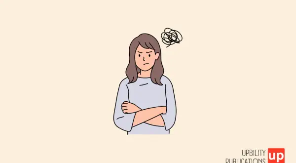 Mujer con brazos cruzados y expresión de enfado, con un símbolo de enredo sobre su cabeza, representando ataques de ira.