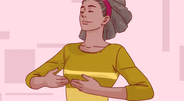 Mujer con los ojos cerrados y las manos en el pecho, como si estuviera reviviendo un recuerdo o intentando no vivir en el pasado.