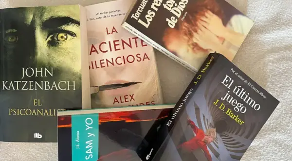 Colección de los mejores thrillers psicológicos: "El psicoanalista", "La paciente silenciosa", "Los renglones torcidos de Dios", "El último juego" y "Sam y yo".