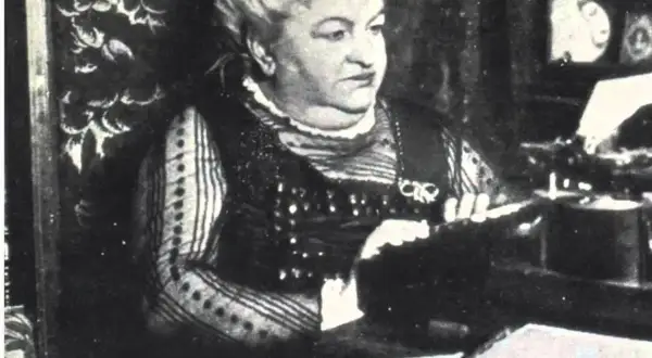 Emilia Pardo Bazán, con su máquina de escribir, creando frases que inspiran.