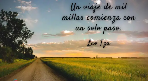 Un camino se extiende hacia el horizonte. Sobre la imagen, una de las lao tse frases: "Un viaje de mil millas comienza con un solo paso.