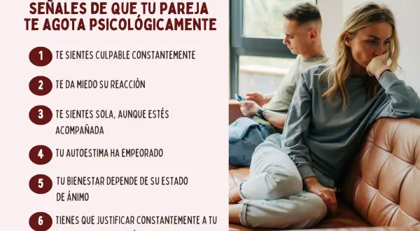 Pareja sentada en un sofá, ella con expresión de agotamiento. Señales de que tu pareja te agota psicológicamente.