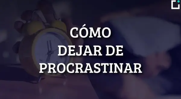 Reloj despertador amarillo y texto "CÓMO DEJAR DE PROCRASTINAR".
