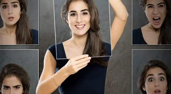 Mujer muestra diferentes expresiones faciales, demostrando el control emocional.