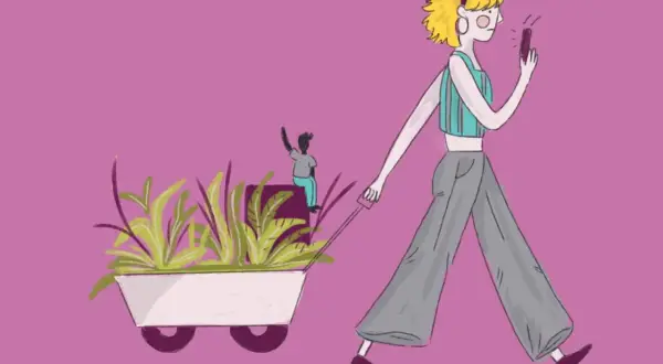 Chica con móvil ignora a amigo en carretilla de plantas. Parece que está en la friend zone.