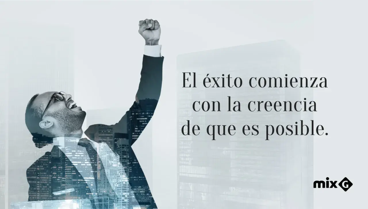 Hombre con puño en alto, celebrando el éxito. Frases de esfuerzo inspiran a creer en lo posible.