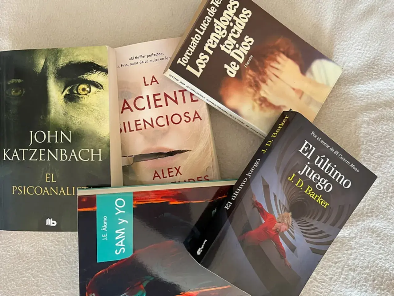 Colección de los mejores thrillers psicológicos: "El psicoanalista", "La paciente silenciosa", "Los renglones torcidos de Dios", "El último juego" y "Sam y yo".