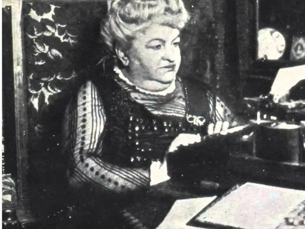 Emilia Pardo Bazán, con su máquina de escribir, creando frases que inspiran.