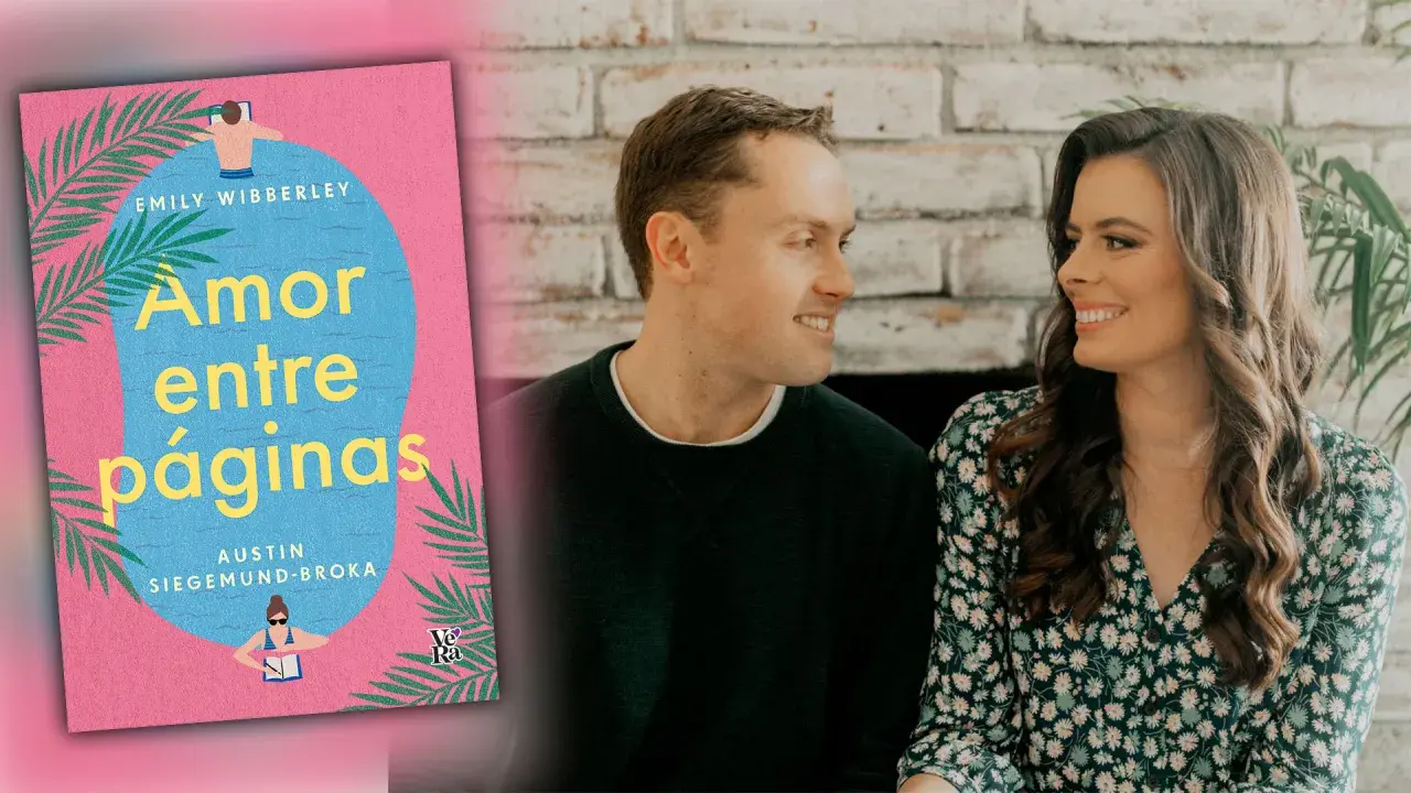 Libro "Amor entre páginas" de Emily Wibberley y Austin Siegemund-Broka, junto a una pareja sonriente. Inspiración para escritoras románticas.