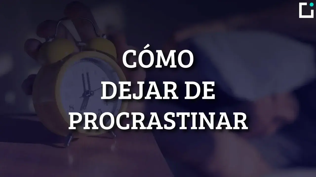 Reloj despertador amarillo y texto "CÓMO DEJAR DE PROCRASTINAR".