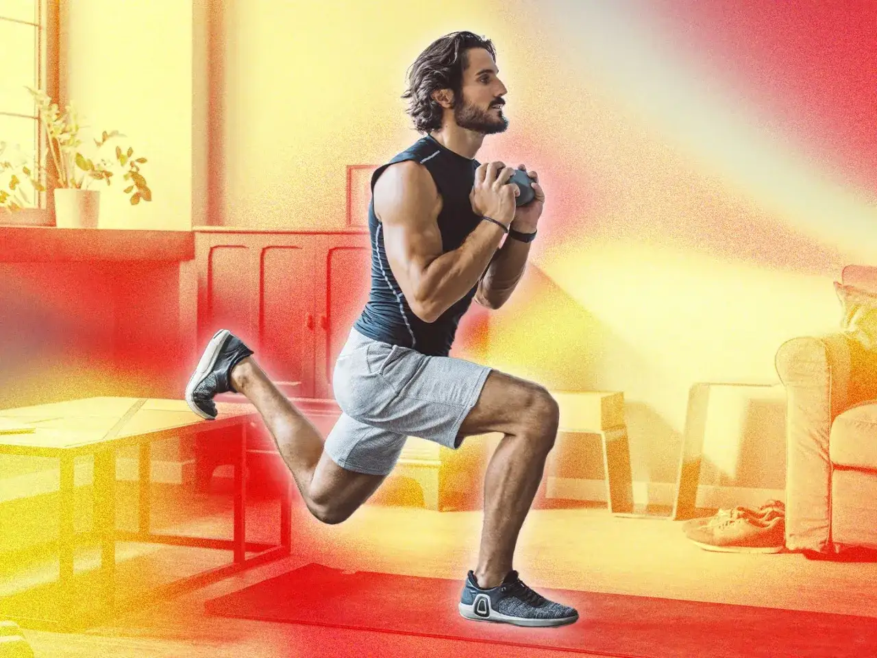 Hombre haciendo zancadas con pesa en casa. Un ejemplo de como hacer ejercicio en casa para mantenerse en forma.