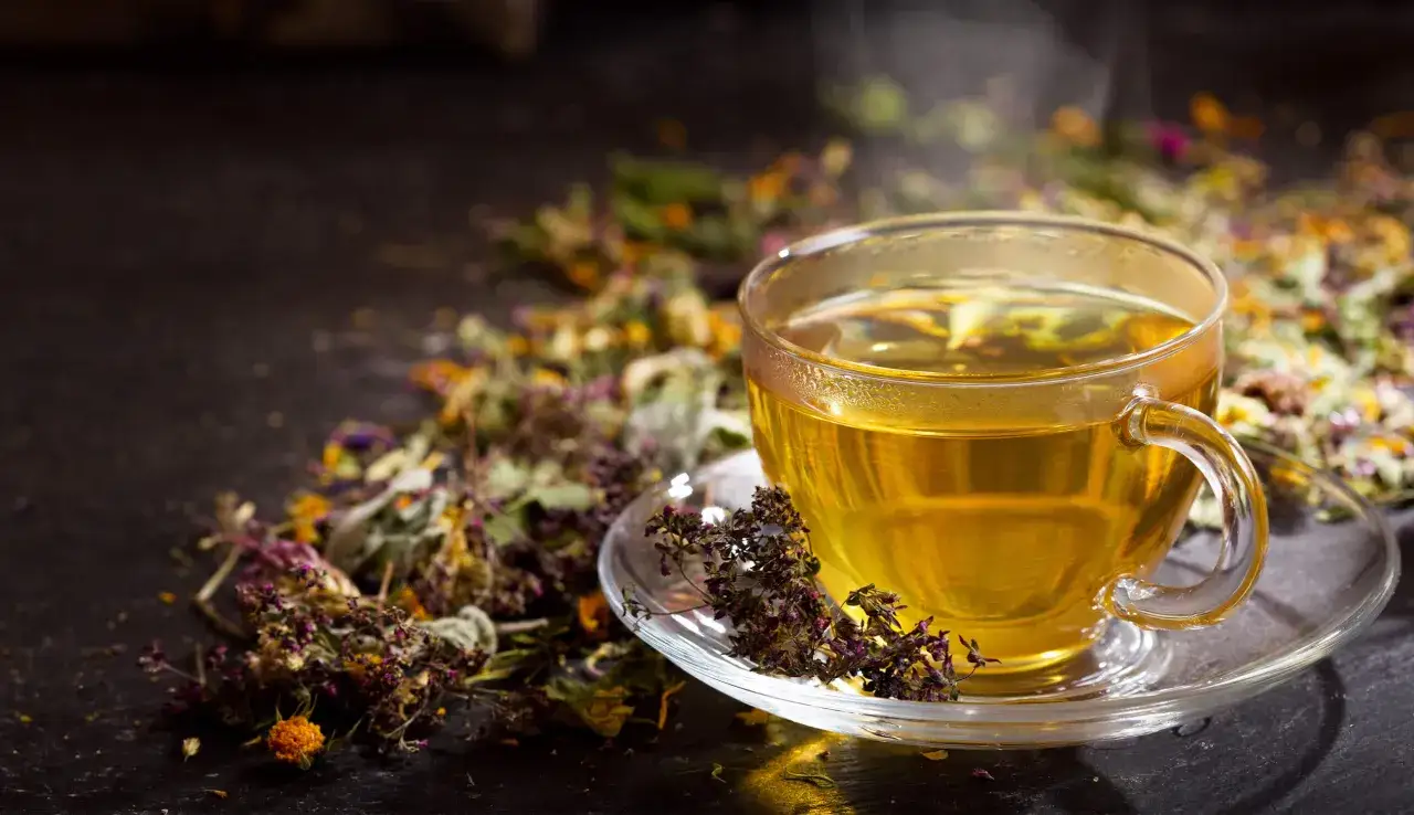 T&eacute; de hierbas humeante, una alternativa saludable para disfrutar de los beneficios de dejar el caf&eacute;.