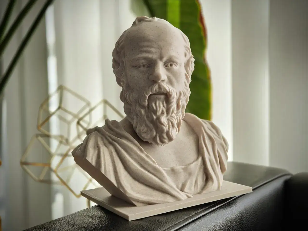 Busto de S&oacute;crates, evocando sus profundas frases sobre la sabidur&iacute;a y el autoconocimiento.