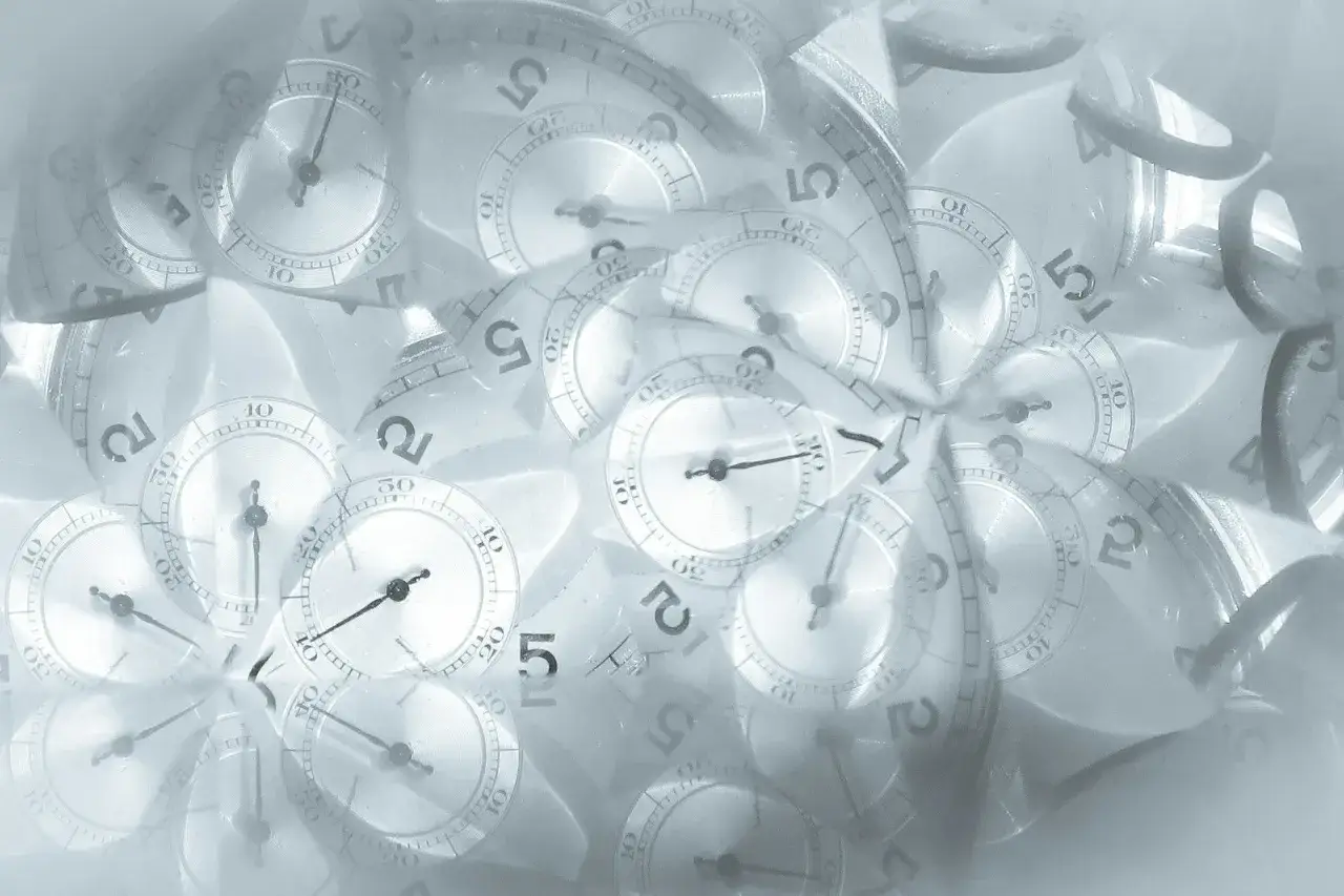 Montaje caleidosc&oacute;pico de esferas de reloj, creando un patr&oacute;n hipn&oacute;tico. Las frases del tiempo se desvanecen y se superponen, evocando la naturaleza ef&iacute;mera de los momentos.
