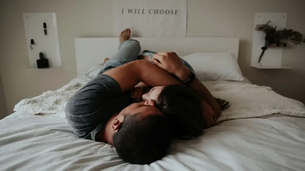 Una pareja se abraza en la cama, reflejando que es hacer el amor de verdad: conexi&oacute;n, ternura y elecci&oacute;n mutua.