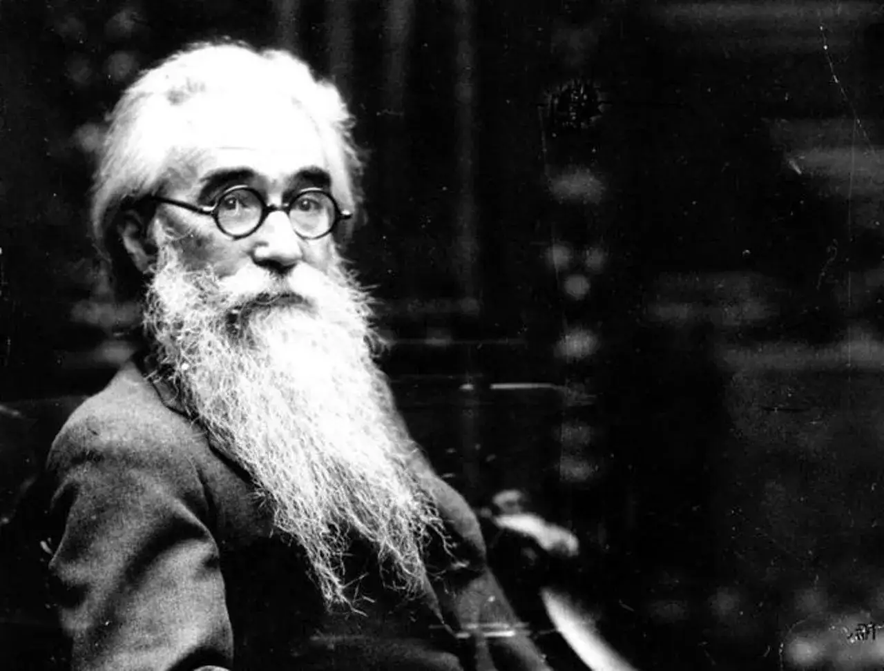 Retrato de Ram&oacute;n Mar&iacute;a del Valle-Incl&aacute;n, autor de c&eacute;lebres frases, con su larga barba blanca y gafas redondas.